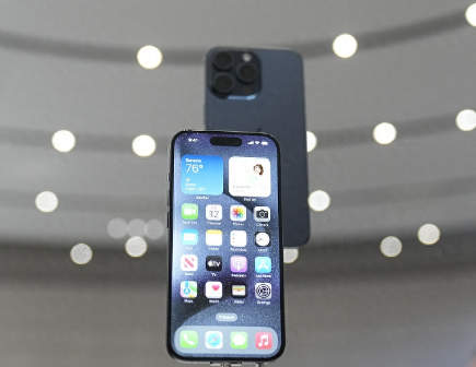上街Apple维修站分享买iPhone15还是华为Mate60 